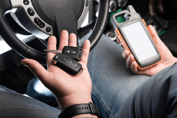 Car Locksmith Doing Car Key Programing